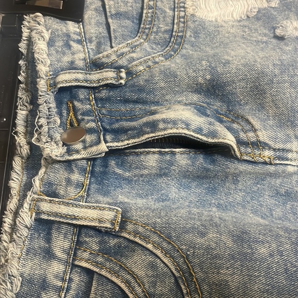 3️⃣/$15! Distressed, light wash denim shorts - Picture 3 of 7